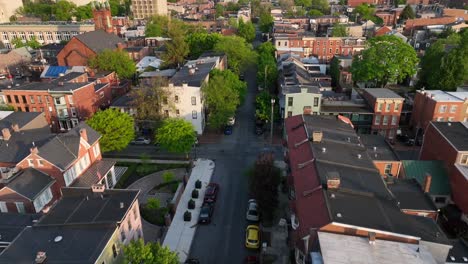 Calle-En-La-Ciudad-De-Harrisburg-Con-Casas-Y-Edificios-Al-Atardecer.