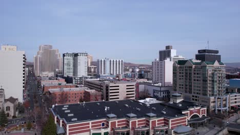 Reno-Nevada-Usa,-Vista-Aérea-Del-Horizonte-Del-Paisaje-Urbano,-Estableciendo-Un-Disparo-Con-Drones