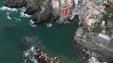 Riomaggiore,-Cinque-Terre,-Italien,-Langsamer-Rückwärtsflug-Aus-Der-Luft