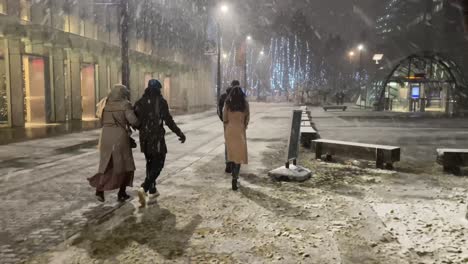 Menschen-Gehen-Spazieren,-Während-Es-Im-Winter-In-London-Schneit