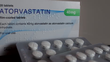 Nahaufnahme-Von-Statin-Tabletten,-Medikamente,-Die-Den-Cholesterinspiegel-Senken,-Indem-Sie-Eine-Substanz-Blockieren,-Die-Für-Seine-Produktion-Benötigt-Wird