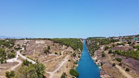 Revelación-Aérea,-Transporte,-Paisajes-Naturales,-Paso-Del-Canal-De-Agua