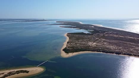 Península-árida,-Hermosas-Aguas-Del-Océano-Azul-Profundo,-Cielo,-Horizonte,-Aéreo