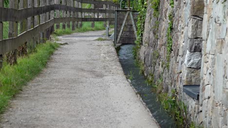 Parte-De-La-Ruta-De-Senderismo-Del-Canal-De-Riego-En-Algund---Lagundo,-Tirol-Del-Sur,-Italia