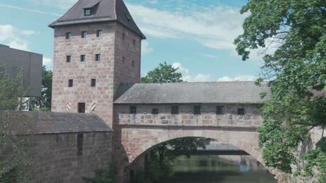 Nürnberger-Burg-Außenbogen-Gehweg-über-Den-Fluss