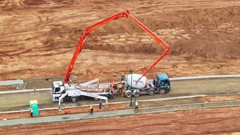 Equipo-De-Construcción-Y-Hormigonera-Y-Bombeadora-Trabajando-En-Un-Nuevo-Sendero-En-Silverwoods-Estate-En-Yarrawonga