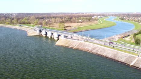 Vista-Aérea-De-La-Presa-Del-Embalse-Del-Lago-Nyskie-En-El-Río-Nysa-Klodzka