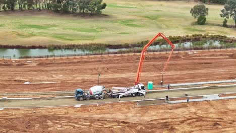 Vista-Aérea-De-Una-Bomba-Y-Mezcladora-De-Concreto-En-Acción-En-Un-Sitio-De-Construcción-En-Yarrawonga