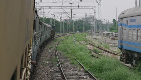 La-Gente-Viaja-Durante-Las-Vacaciones-De-Verano-En-El-Tren-En-La-Región-Noreste-De-La-India.