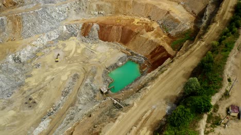 Draufsicht-Auf-Blaues-Wasser-Im-Steinbruch---Tagebau