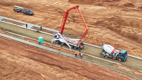 Arbeiter-Bewegen-Einen-Concreter-Pumper-Schlauch-Im-Sockel-Eines-Neuen-Fußwegs-Im-Silverwoods-Estate-In-Yarrawonga