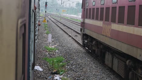 Tren-Indio-En-Movimiento-En-La-Estación-De-Tren-De-Rangia