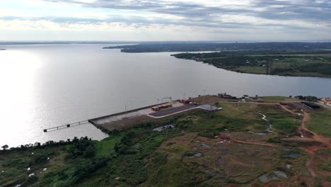 Flug-über-Den-Hafen-Von-Posadas,-Argentinien