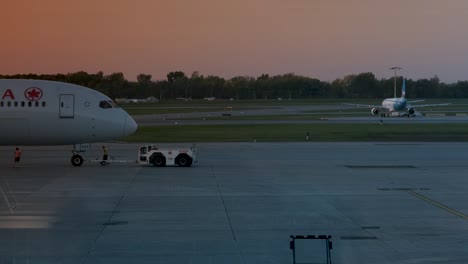 Ein-Pushback-Auto-Schiebt-Eine-Boeing-Von-Air-Canada-Am-Trudeau-International-Airport-Zurück