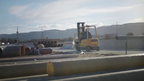 Operación-De-Montacargas-Levanta-Equipos-Industriales-En-Patio-Comercial