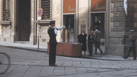 Uniformierter-Polizist-Regelt-Den-Verkehr-Auf-Einer-Straße-In-Padua,-Italien-In-Den-1950er-Jahren