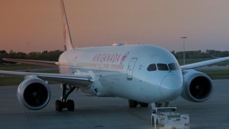 Coche-Pushback-Empujando-Un-Boeing-De-Air-Canada-En-El-Aeropuerto-Internacional-De-Trudeau