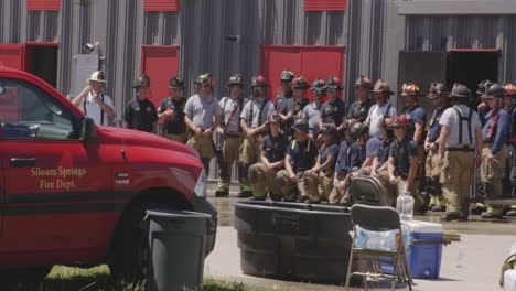 Grupo-De-Bomberos-Posando-Para-La-Fotografía-Después-De-Ejercicios-De-Incendio-En-Siloam-Springs,-Arkansas.