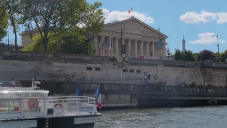 Blick-Von-Der-Seine-Auf-Die-Nationalversammlung-In-Paris