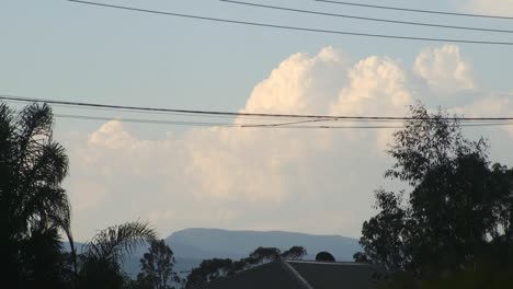 Riesige-Rollende-Wolken-über-Mount-Wellington-Viktorianischen-Alpen-Australien-Victoria-Gippsland-Maffra-Tagsüber