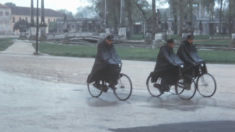 Polizisten-Fahren-An-Einem-Regnerischen-Tag-In-Den-1950er-Jahren-Mit-Fahrrädern-Durch-Einen-Stadtpark