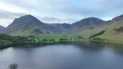 Lago-Buttermere,-Vista-Aérea-En-Una-Mañana-De-Primavera,-Cumbria,-Inglaterra,-Reino-Unido