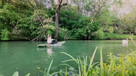 Una-Chica-En-Canoa-De-Ocio-Toma-Una-Foto-De-Un-Cisne-Blanco-En-El-Río-Zlatna-Panera