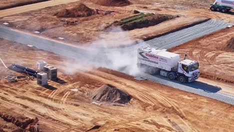 Stabilisatorausrüstung-Beim-Arbeiten-An-Einer-Neuen-Straße-Auf-Einer-Baustelle-Im-Silverwoods-Estate-In-Yarrawonga