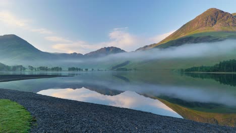 Stunning-Buttermere-Lake-on-a-misty-spring-morning,-Cumbria,-England