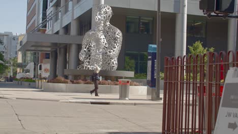 Vista-Trasera-De-La-Escultura-De-Los-Cuatro-Elementos-En-El-Centro-De-Grand-Rapids,-Michigan,-Con-Una-Amplia-Toma-Estable.