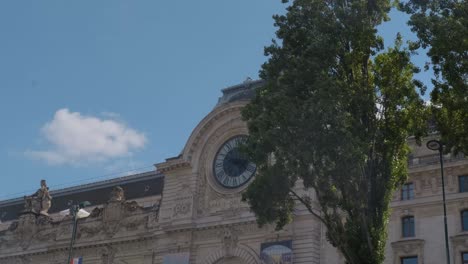 Vista-Del-Famoso-Museo-De-Orsay-Desde-Un-Barco-En-El-Sena-En-París.