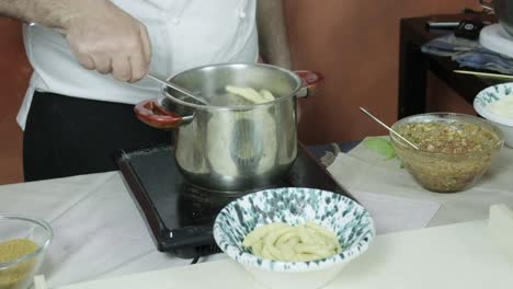 Chef-Amartillando-Agua-Hirviendo-Pasta-Italiana-Hecha-A-Mano