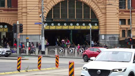 La-Estación-De-Flinders-Street-En-Melbourne,-Con-Su-Arquitectura-Icónica-Y-Su-Concurrida-Entrada,-Sirve-Como-Un-Vibrante-Centro-De-Tránsito-Para-Viajeros-Y-Turistas,-Ejemplificando-Una-Animada-Escena-Urbana.