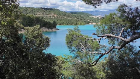 Lago-Croix-Du-Verdon-Y-Parque-Nacional-De-Colores-Turquesa-Especiales-Y-Rodeado-De-Pinos