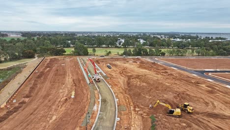 Excavadora-Con-Cargador-Frontal-Y-Bombeadora-De-Concreto-Trabajan-En-El-Sitio-De-Construcción-En-Silverwoods-Estate-En-Yarrawonga