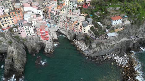 Riomaggiore,-Cinque-Terre,-Italien,-Luftaufnahme-Von-Oben,-Schnelle-Sicht-Auf-Die-Dorfbucht