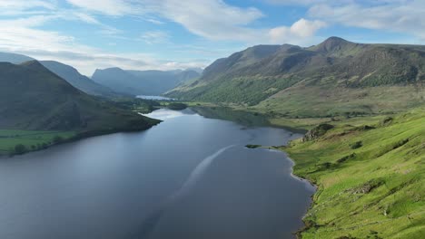 Impresionante-Vista-Aérea-Sobre-El-Agua-De-Crummock-Hacia-El-Lago-Buttermere,-Cumbria,-Inglaterra