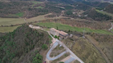 Kloster-Sant-Pere-De-Casserres-In-Den-Malerischen-Hügeln-Von-Barcelona,-Spanien,-Luftaufnahme