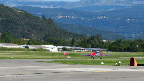 Zusätzliche-200-Kunstflugzeuge-Rollen-Zur-Start--Und-Landebahn-Cannes-Luftfahrt-Statische