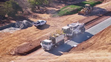 Stabilisierungsgeräte-Arbeiten-Gemeinsam-An-Einer-Neuen-Bühne-Auf-Einer-Baustelle