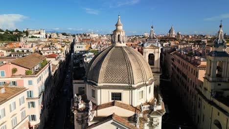 Santa-María-En-Montesanto,-Famosa-Iglesia-Con-Cúpula-En-La-Piazza-Del-Popolo