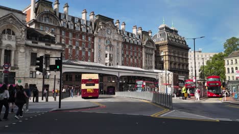 La-Bulliciosa-Calle-Londinense-Con-Autobuses-Y-Arquitectura-En-La-Estación-Victoria-De-Londres.