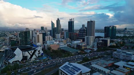 Rac-Arena-Y-El-Horizonte-De-La-Ciudad-De-Perth-Junto-Al-Río-Swan-En-Australia-Occidental,-Australia