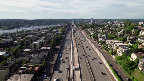 Mäßiger-Fahrzeugverkehr-Auf-Der-Interstate-Highway,-Seattle,-Washington,-4k