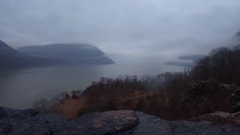 Impresionante-Lapso-De-Tiempo-De-Nubes-Bajas-Y-Niebla-Sobre-El-Hermoso-Río-Hudson-Y-Las-Montañas-Apalaches-En-Un-Día-Lluvioso-Atmosférico