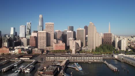 Port-of-San-Francisco-Ferry-Building,-aerial-shot-with-downtown-skyline,-4K