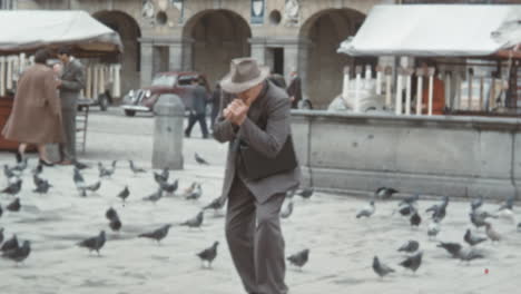 Un-Ejecutivo-Enciende-Un-Cigarrillo-En-Medio-De-Una-Plaza-En-Padua-En-Los-Años-50.