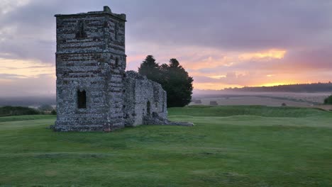 Sonnenaufgang-In-Der-Knowlton-Church,-Dorset,-England