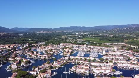 Port-Grimaud,-Pintoresca-Ciudad-Costera-Situada,-Provenza-Alpes-Costa-Azul