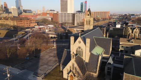 Vista-Aérea-De-La-Histórica-Iglesia-De-Cristo-Y-El-Centro-De-Detroit